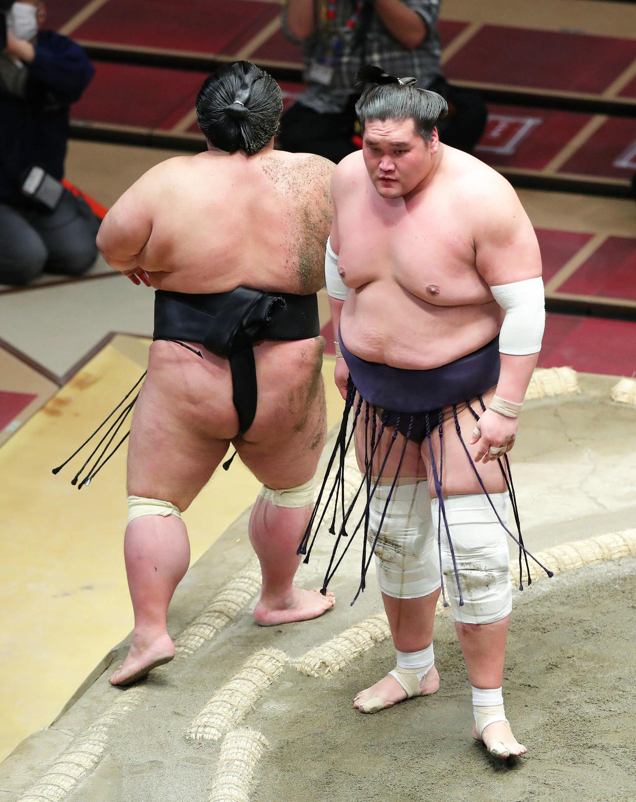 貴景勝（左）を浴びせ倒しで破った照ノ富士（撮影・河田真司）