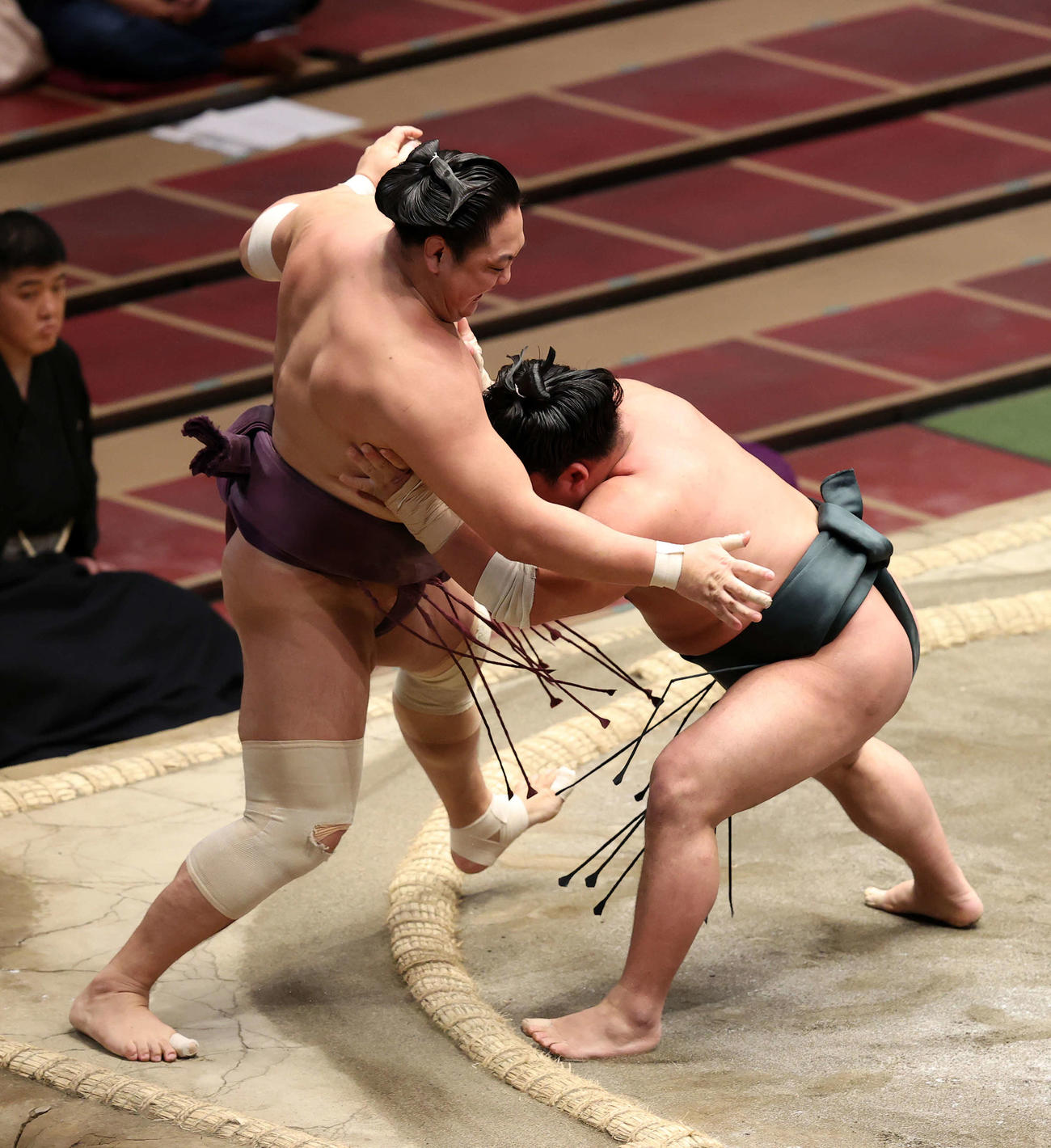 十両優勝決定戦で旭秀鵬（左）を押し出しで破る翠富士（撮影・鈴木正人）