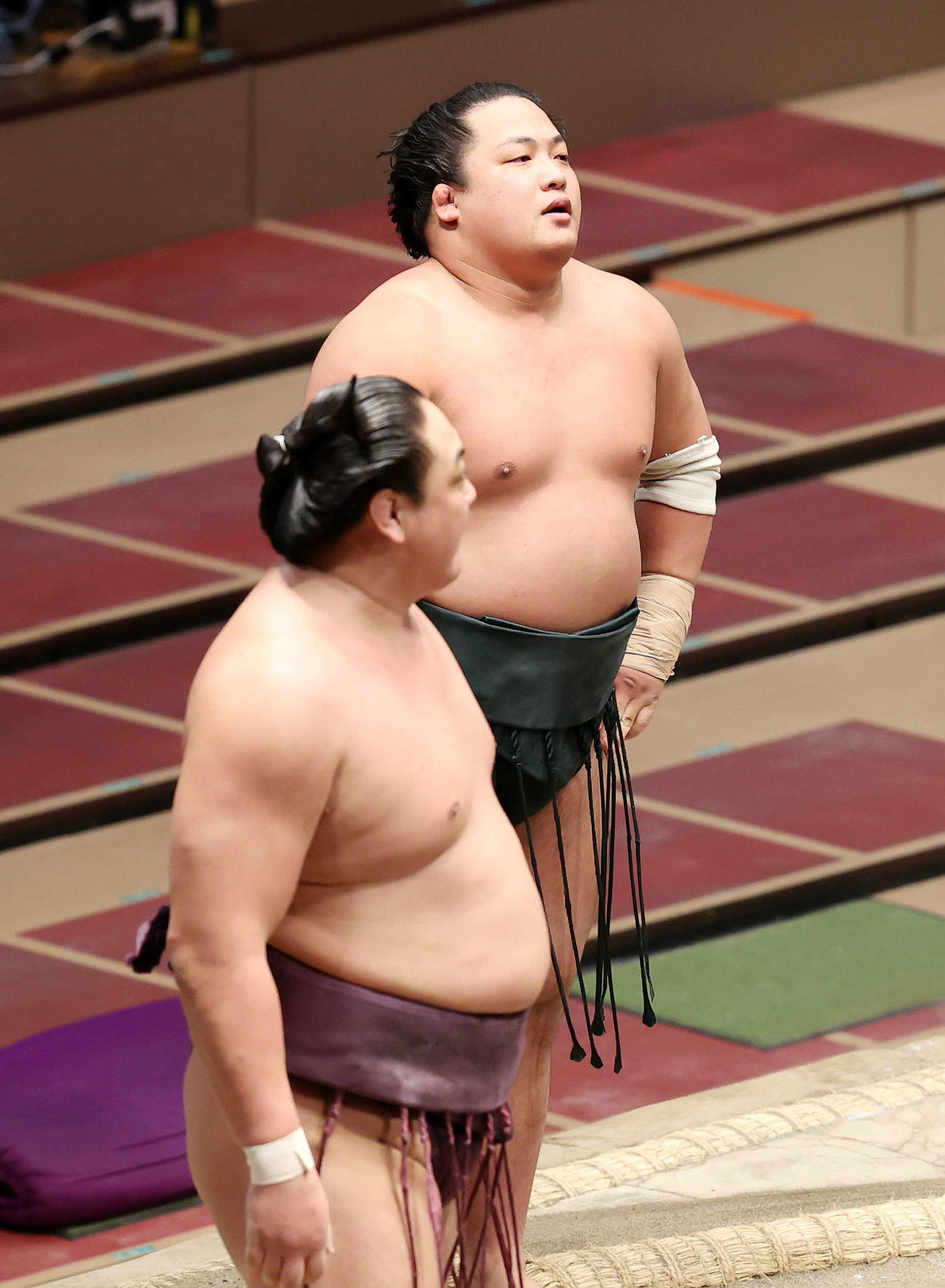 十両優勝決定戦で旭秀鵬（手前）を押し出しで破った翠富士（撮影・鈴木正人）