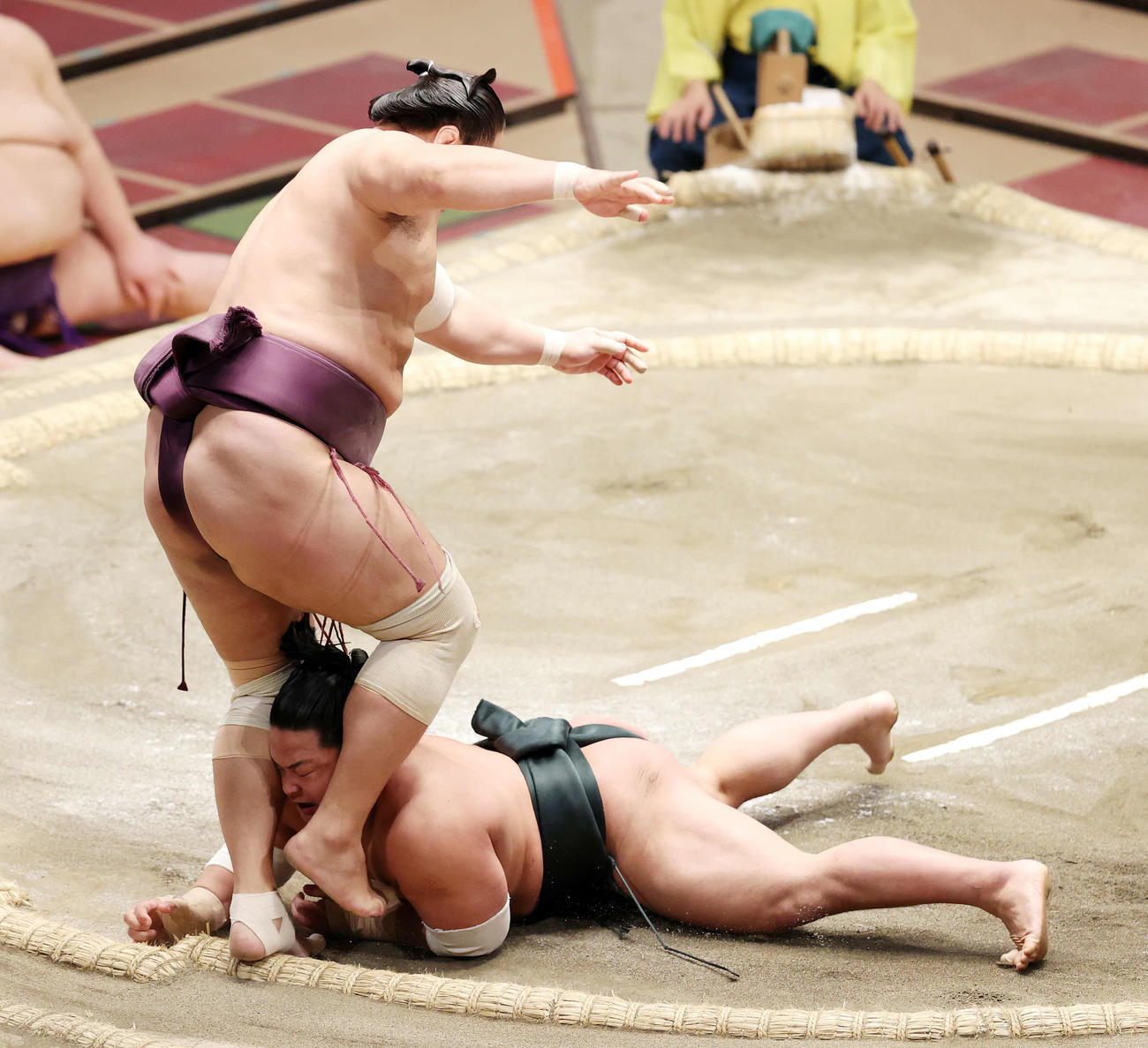 本割で旭秀鵬（左）にはたき込みで敗れる翠富士（撮影・鈴木正人）