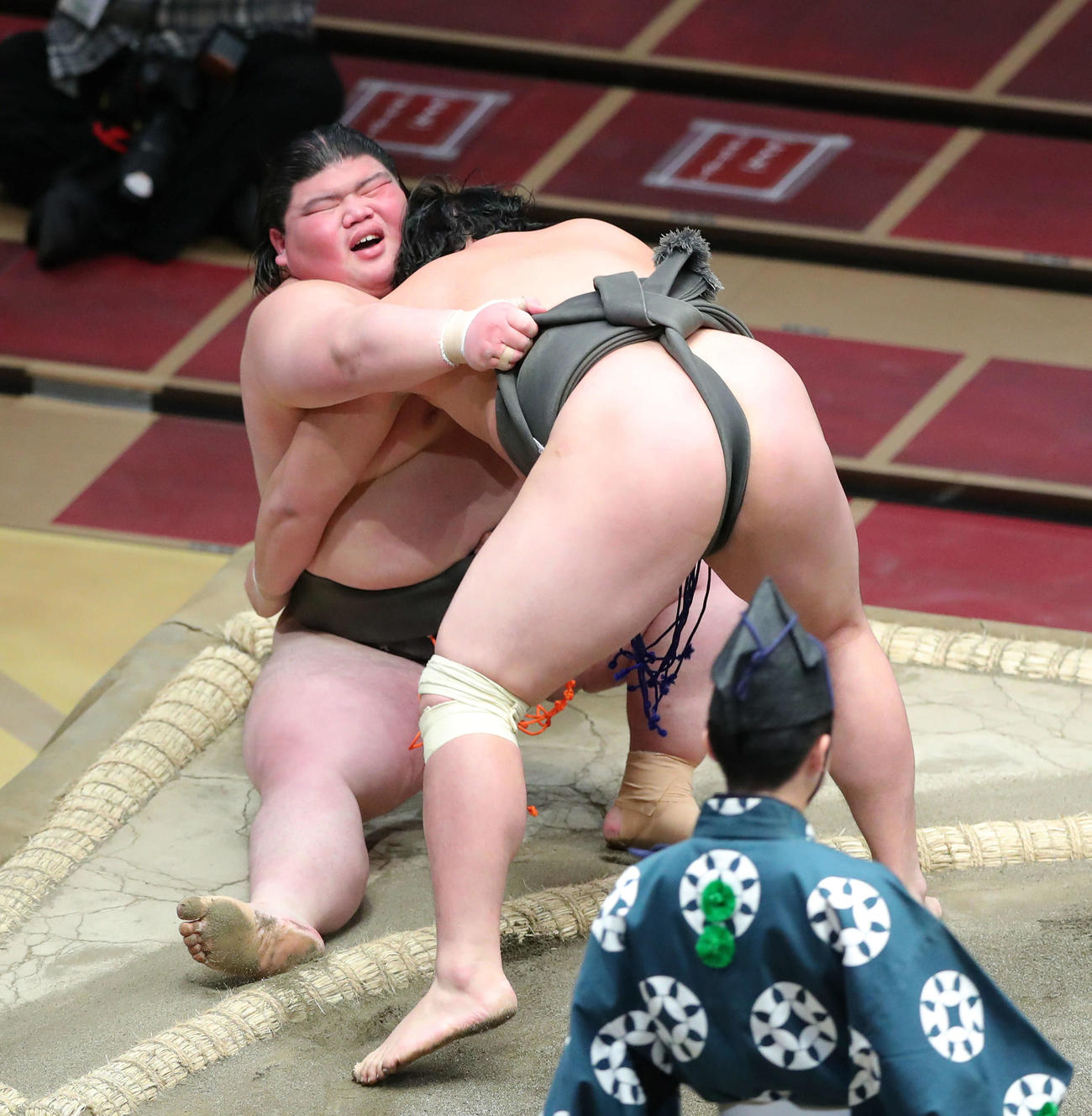 序二段優勝決定戦で欧深沢（右）に寄り切りで敗れる欧鈴木（撮影・河田真司）