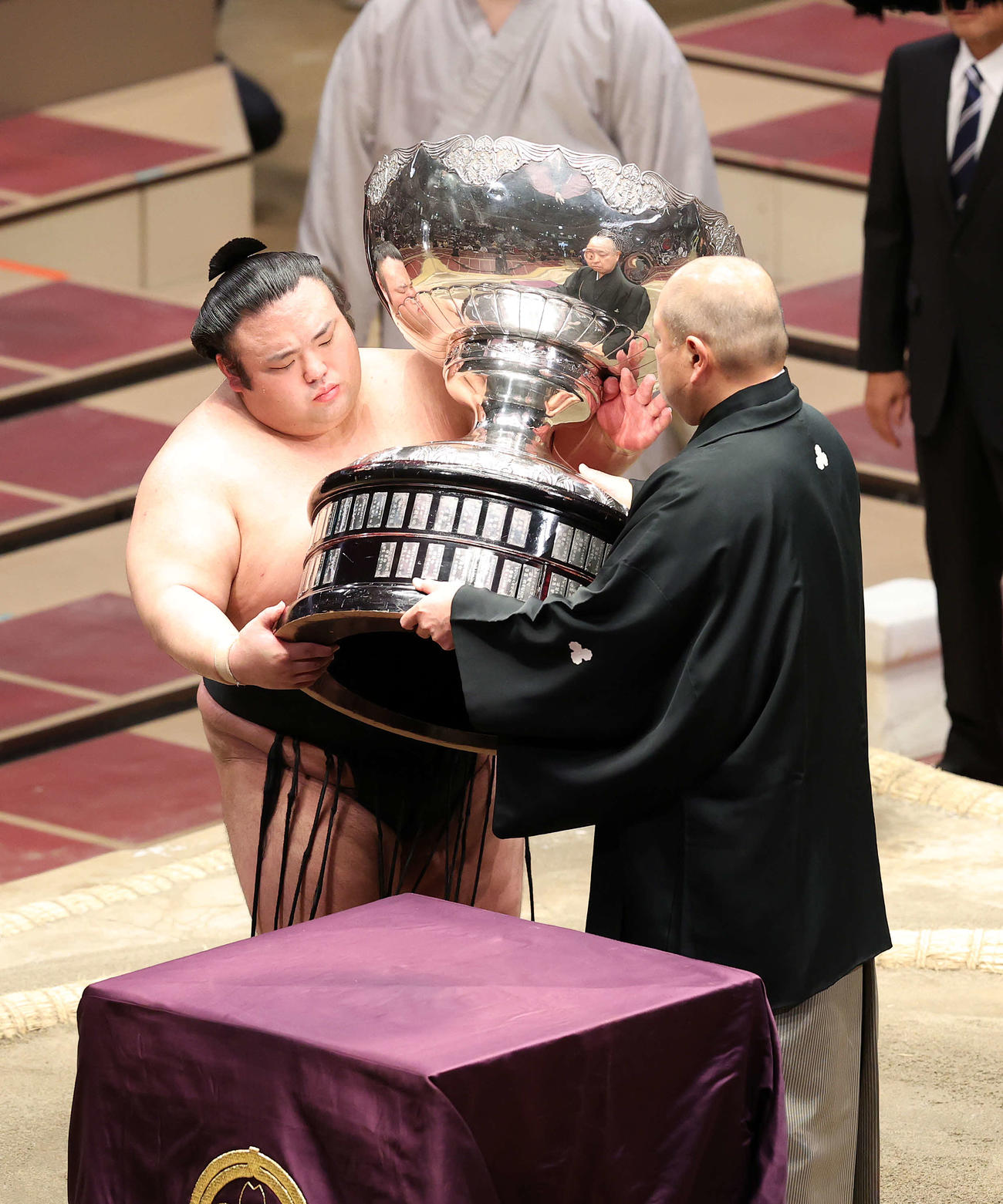 八角理事長（右）から内閣総理大臣杯を受け取る貴景勝（撮影・鈴木正人）
