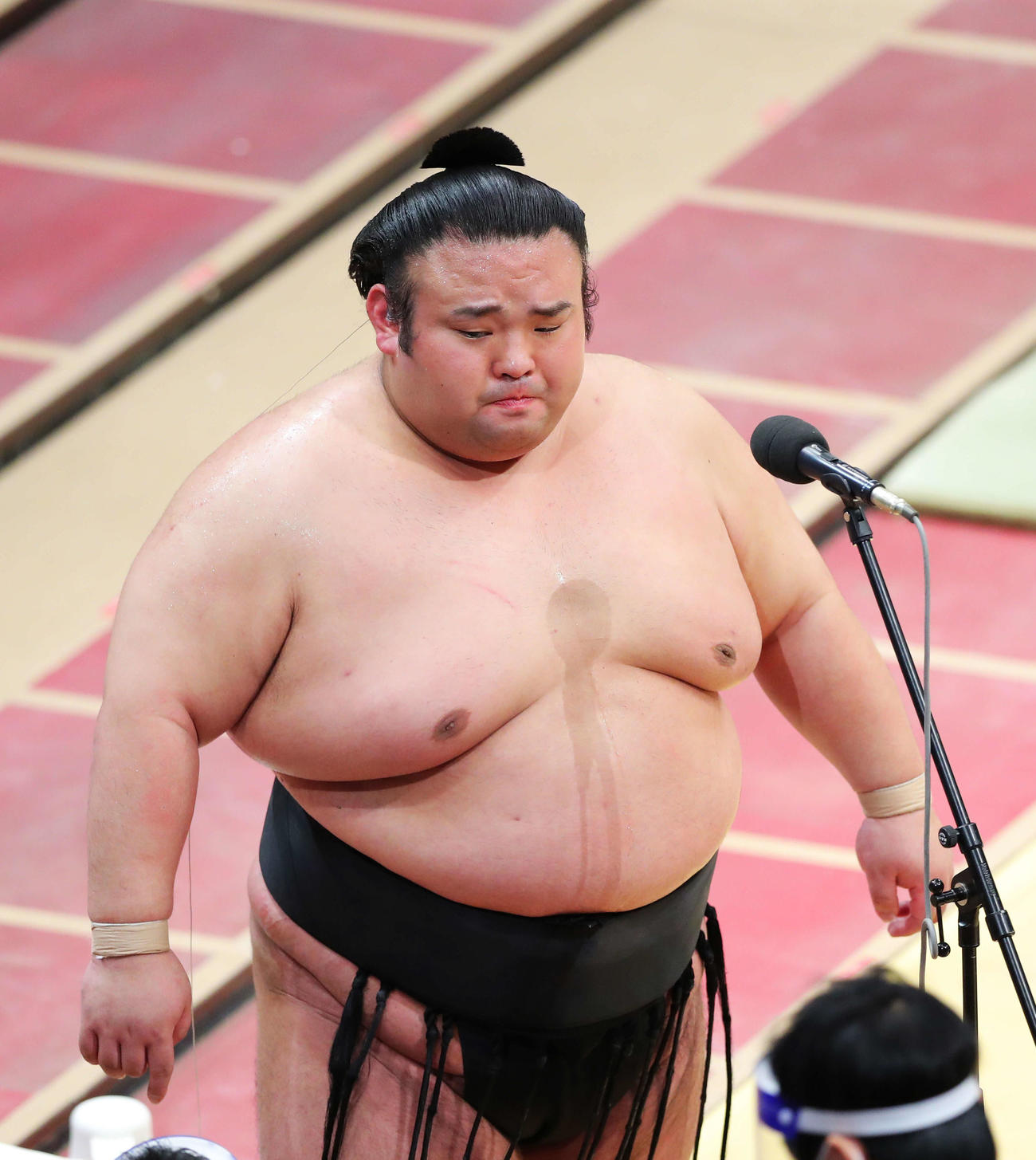 優勝インタビューを終え、感傷深げな表情を浮かべる貴景勝（撮影・河田真司）