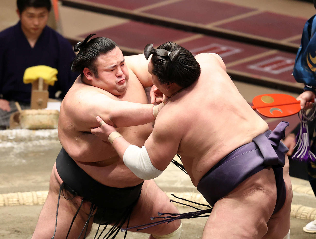 幕内優勝決定戦で照ノ富士（右）を攻める貴景勝（撮影・鈴木正人）
