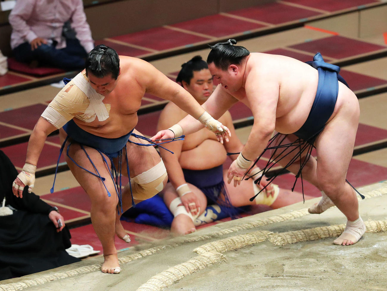 千代の国（左）を押し出しで破る玉鷲（撮影・河田真司）