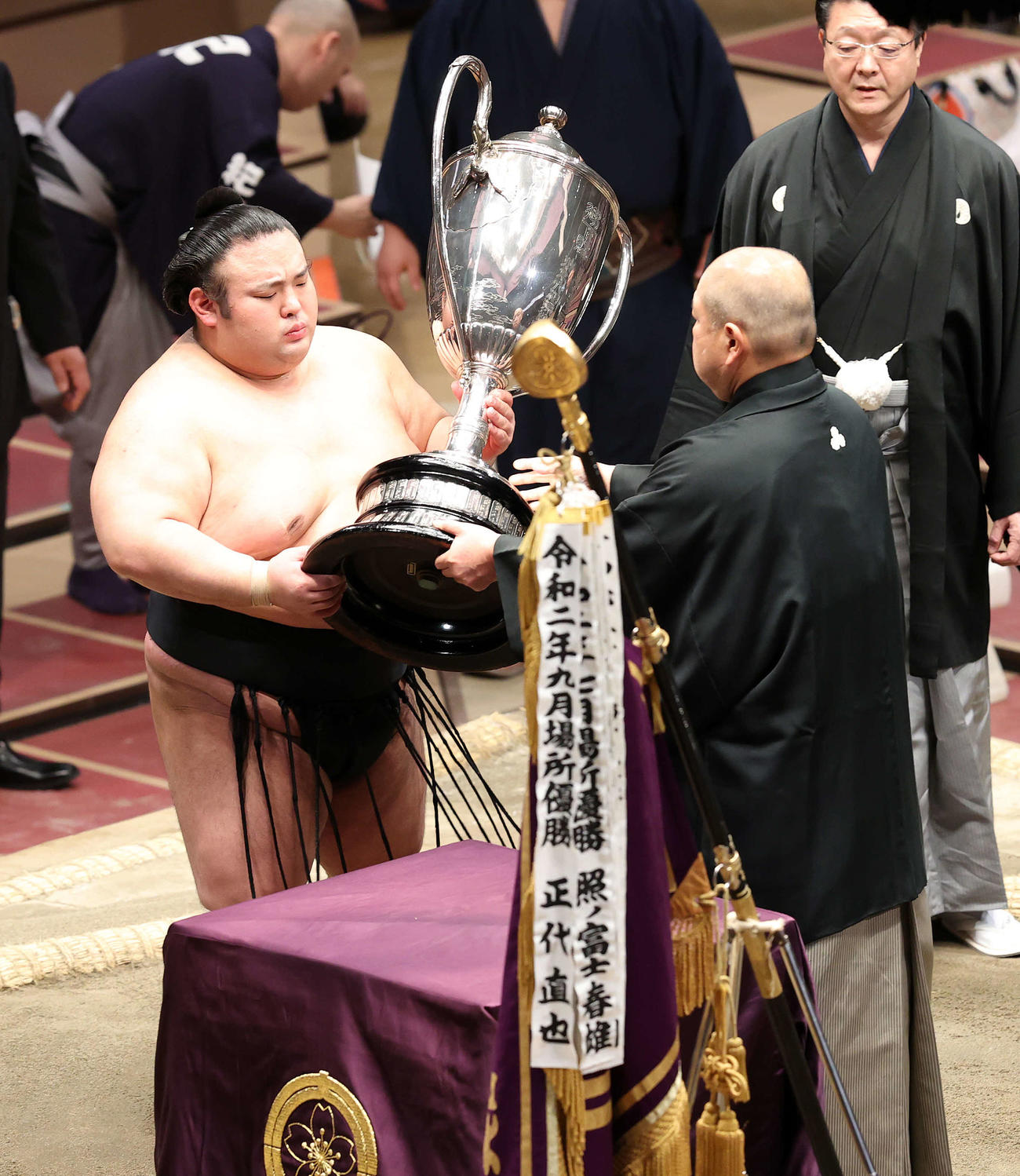 八角理事長（右）から優勝賜杯を受け取る貴景勝（撮影・鈴木正人）