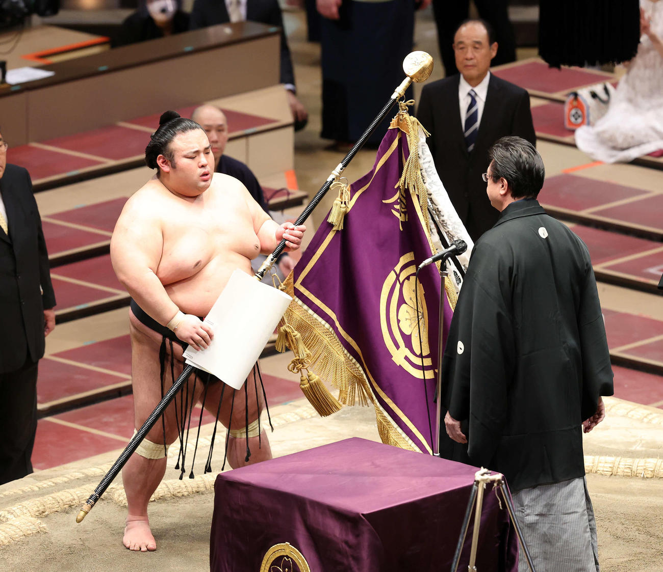 伊勢ケ浜審判部長（右）から優勝旗を受け取った貴景勝（撮影・鈴木正人）