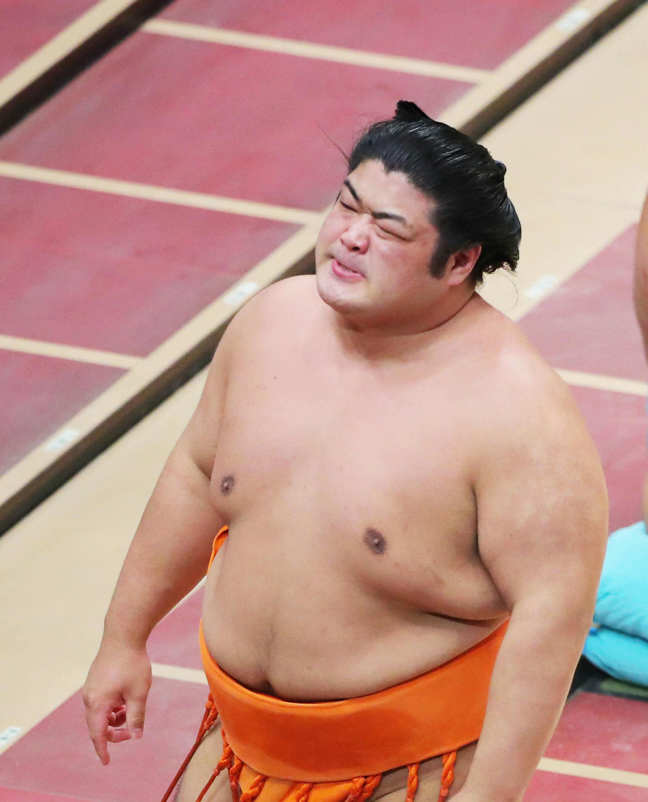 明生に押し出しで敗れ、険しい表情を浮かべる志摩ノ海（撮影・河田真司）