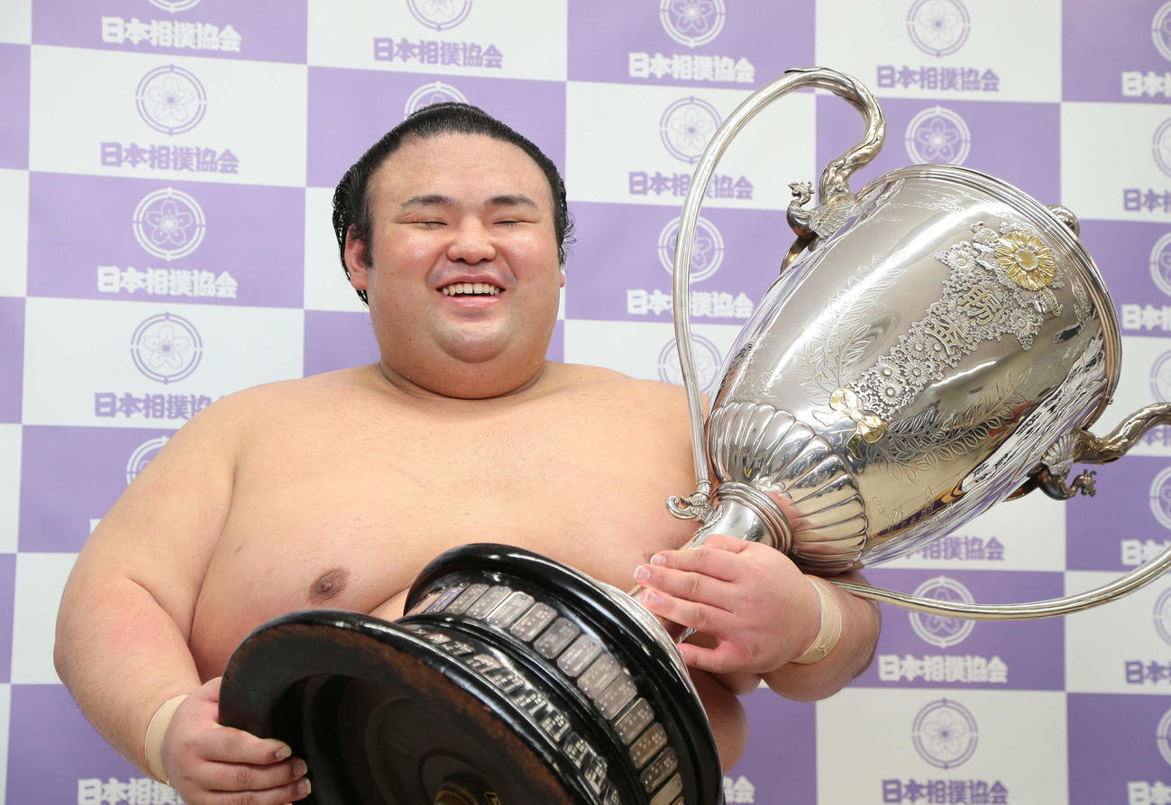 幕内優勝を果たし、賜杯を手に笑顔を見せる貴景勝（代表撮影）