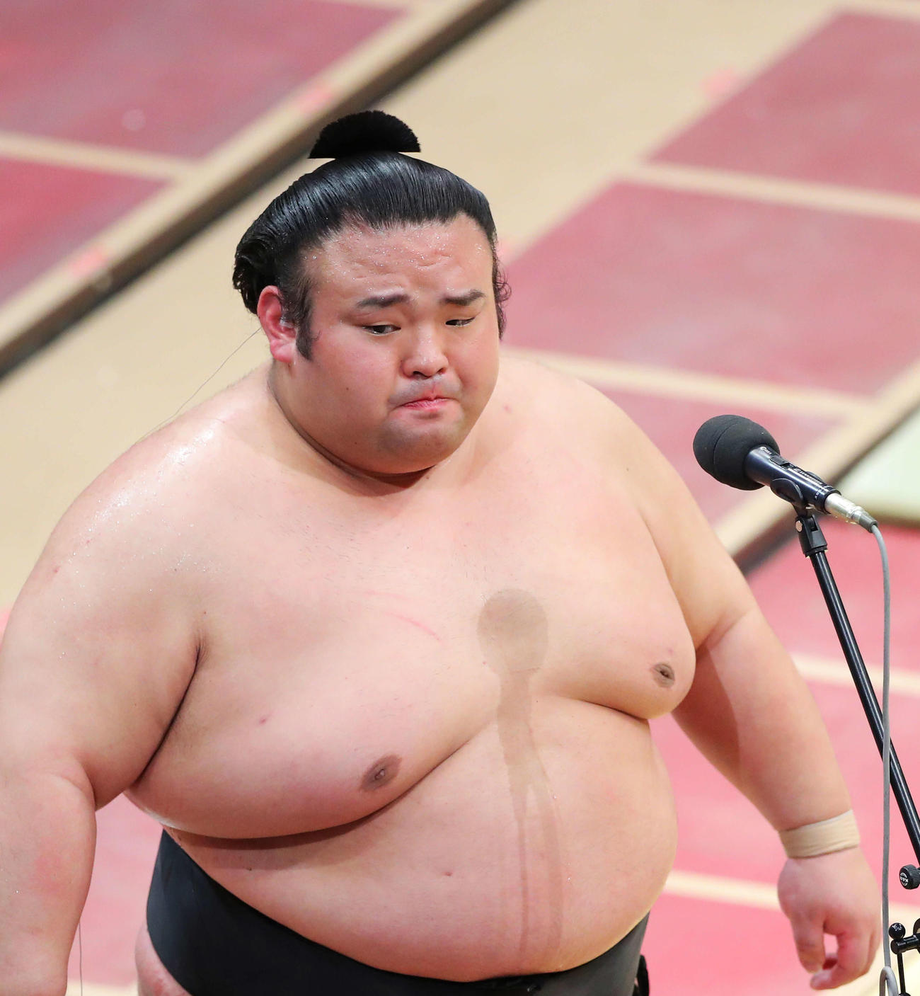 優勝インタビューを終え、感慨深げな表情を浮かべる貴景勝（撮影・河田真司）