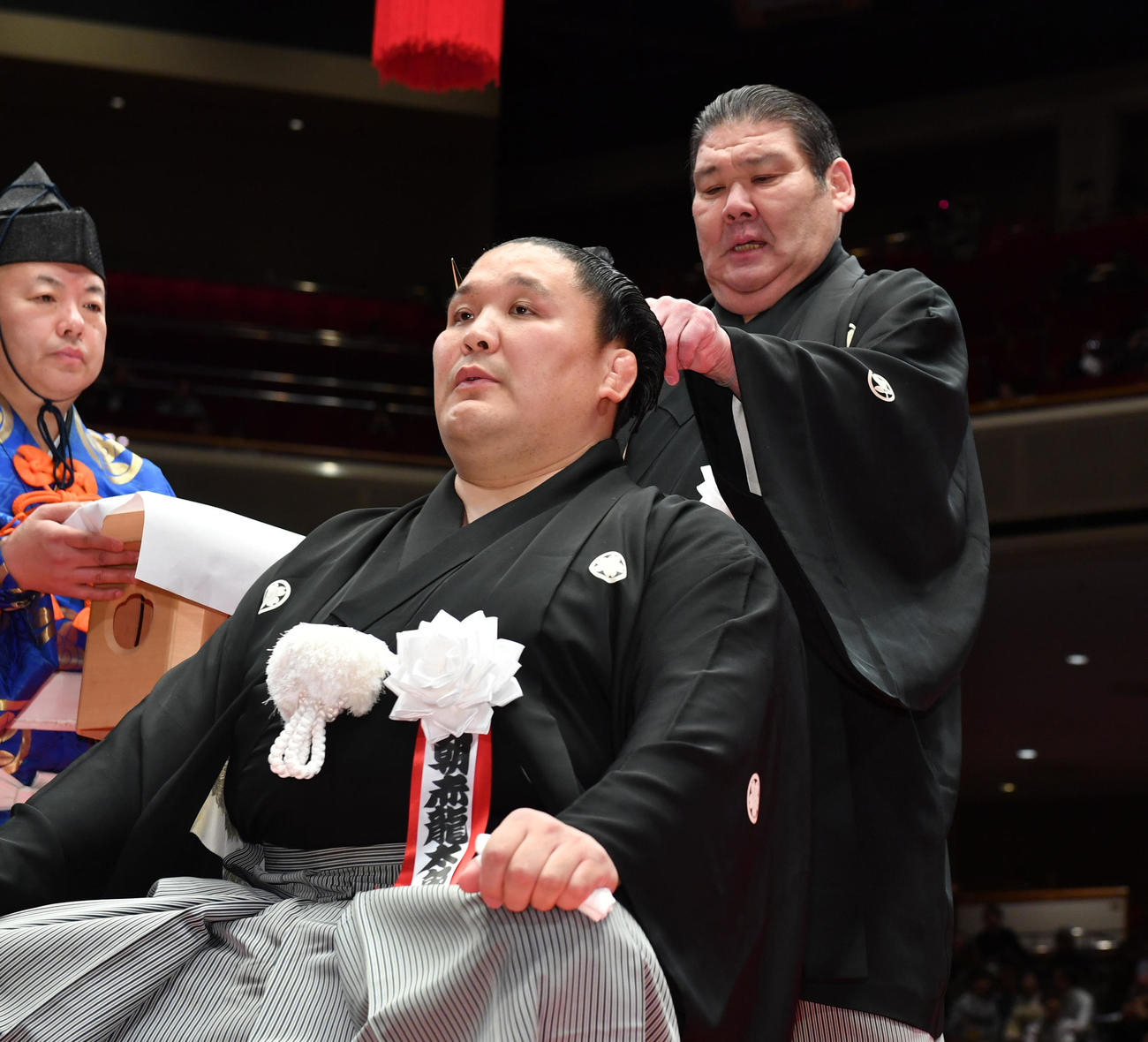 断髪式で師匠の高砂親方（右）に止めばさみを入れられる朝赤龍（18年2月4日）