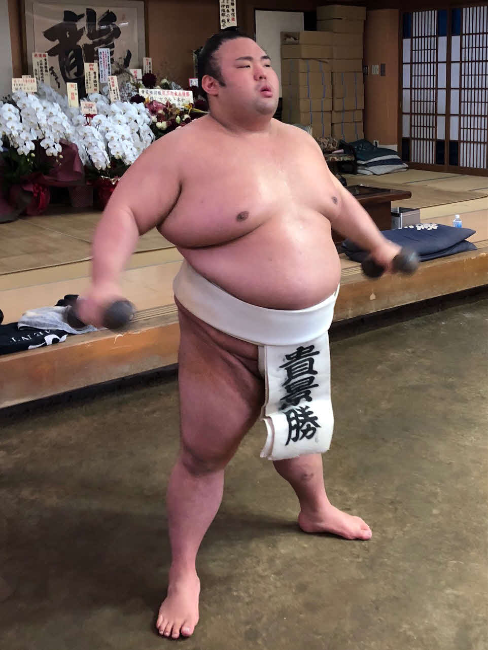 ダンベルを使って体を鍛える貴景勝