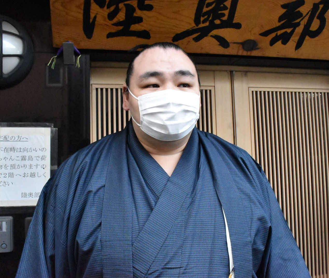 日本国籍を取得して報道陣の取材に対応する鶴竜