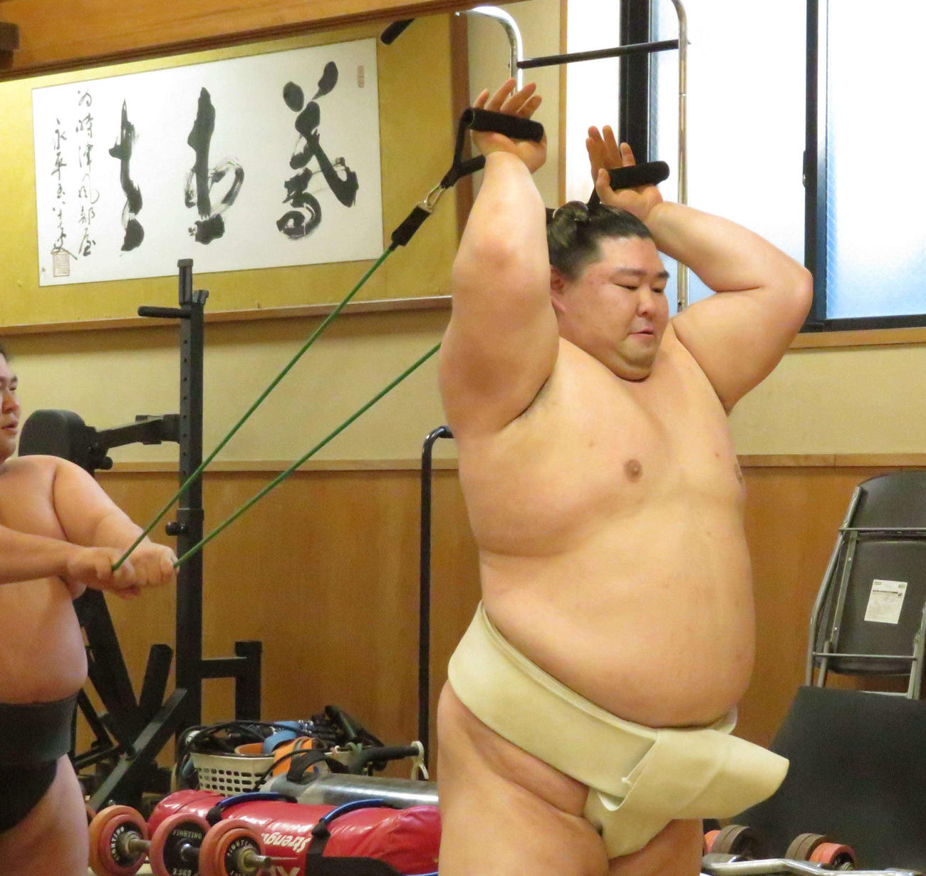 ゴムチューブを使ってトレーニングする大関正代