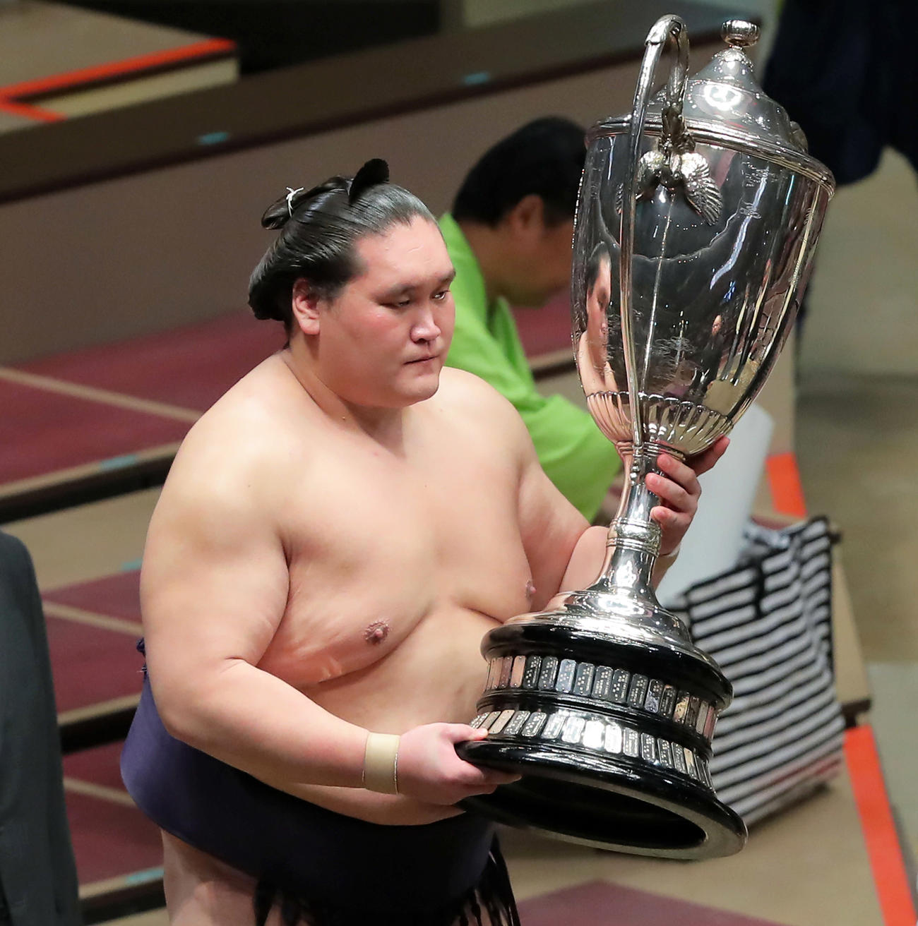 7月場所で幕尻優勝を果たし賜杯を手にする照ノ富士（2020年8月2日撮影）