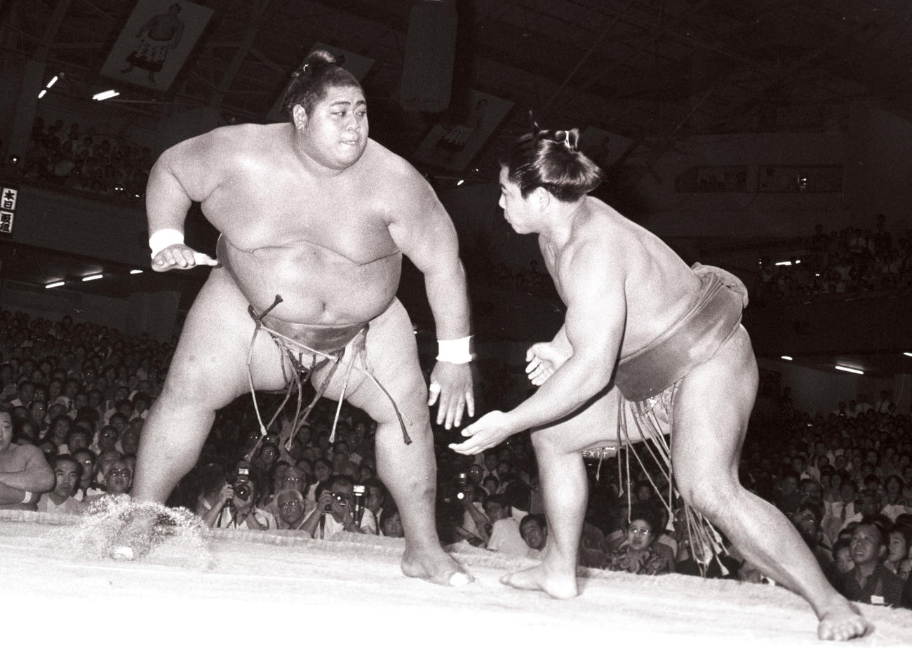 84年9月、秋場所14日目、千代の富士（右）に押し出しで勝った小錦