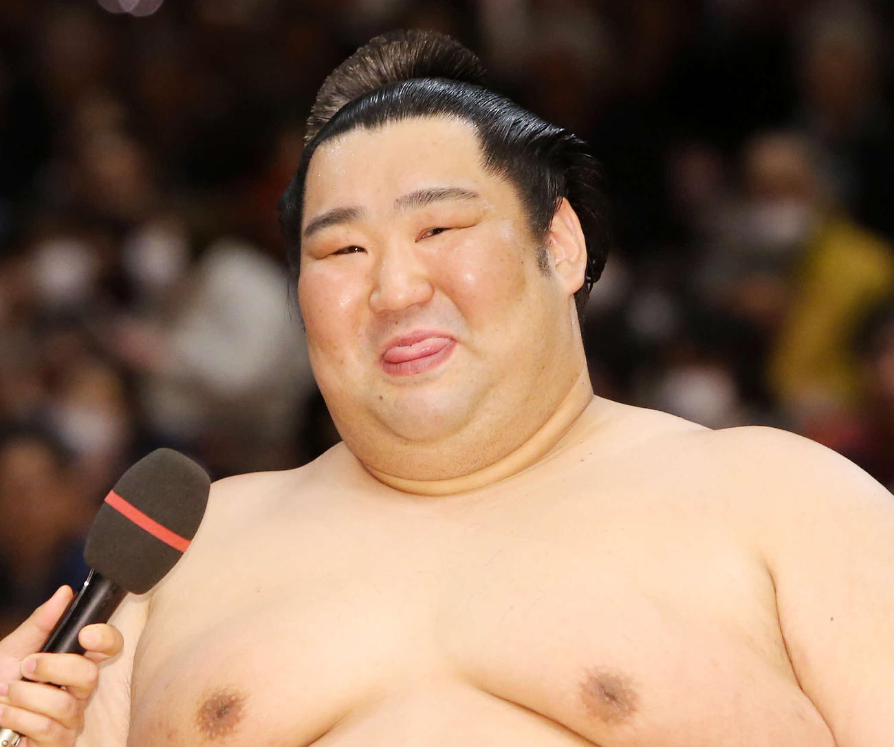 優勝インタビューで笑顔を見せる徳勝龍（2020年1月26日撮影）