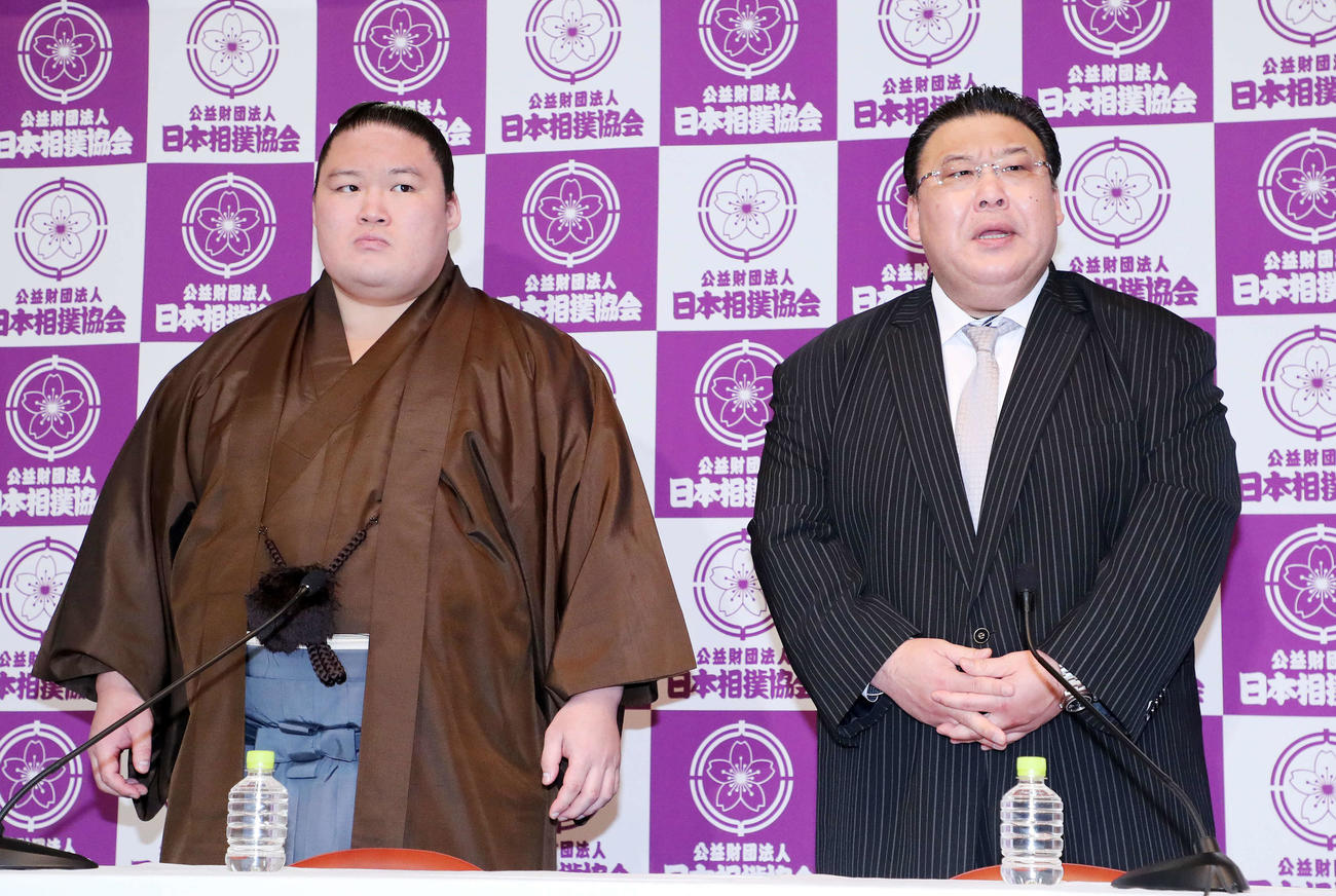 引退を報告する境川親方（右）と元大関豪栄道の武隈親方（2020年1月29日撮影）