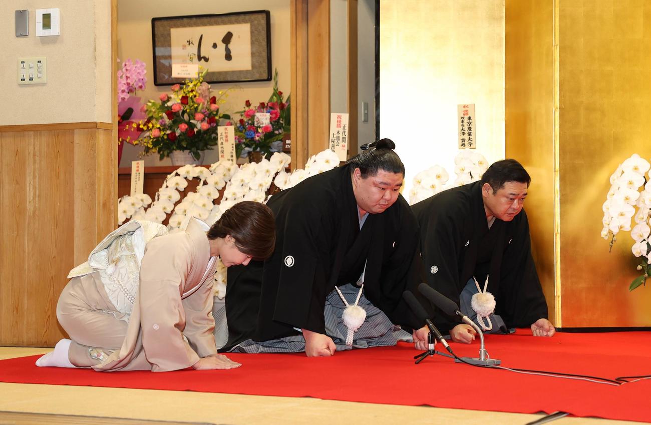 大関昇進の伝達を受ける正代（中央）。右は枝川親方（代表撮影）（2020年9月30日撮影）