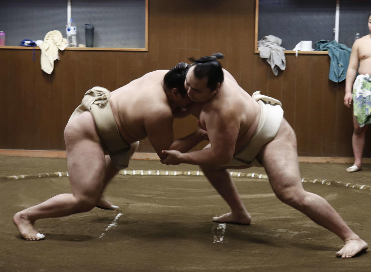 霧馬山と稽古をする鶴竜（右）