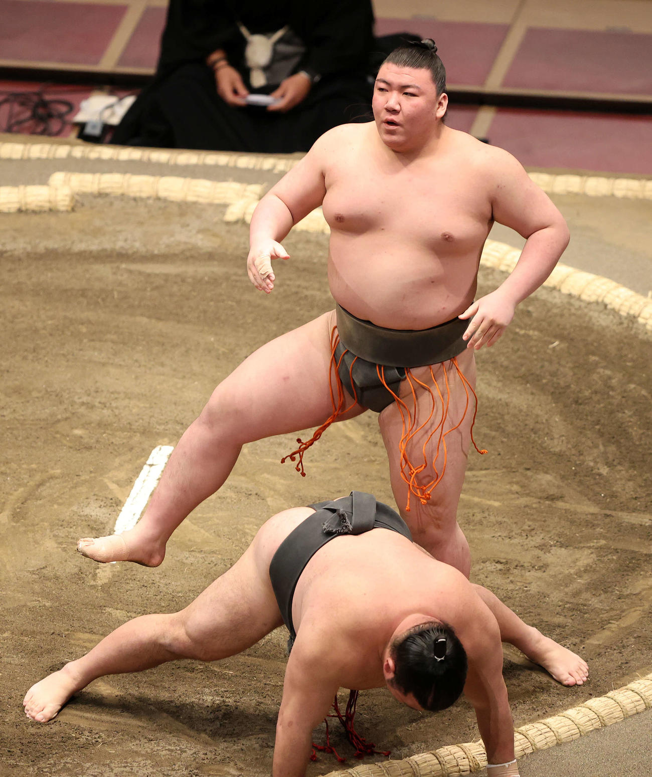 肥後ノ城（下）を送り倒しで破った夢道鵬（撮影・鈴木正人）