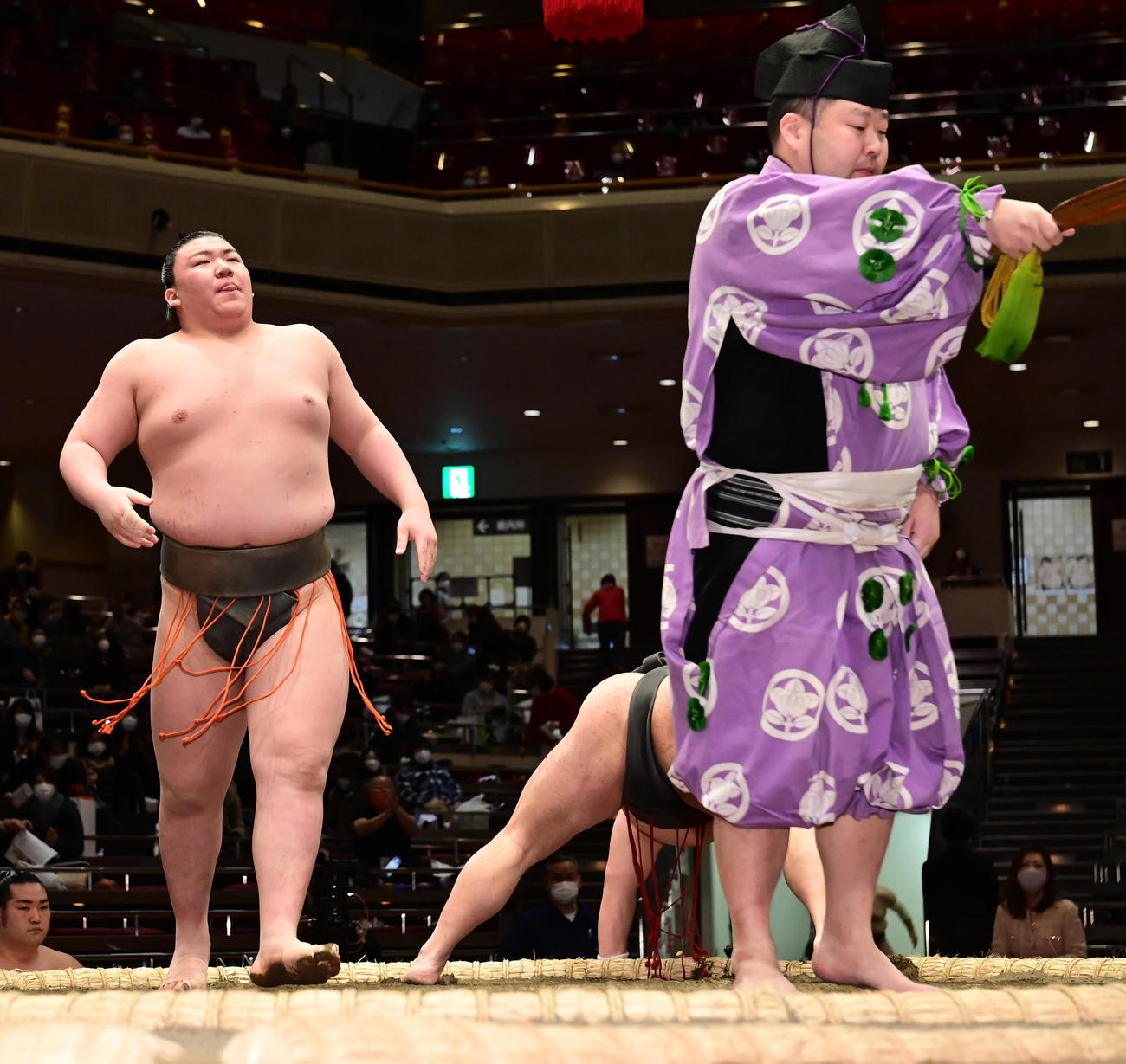 夢道鵬（左）は送り倒しで肥後ノ城を破る（撮影・小沢裕）