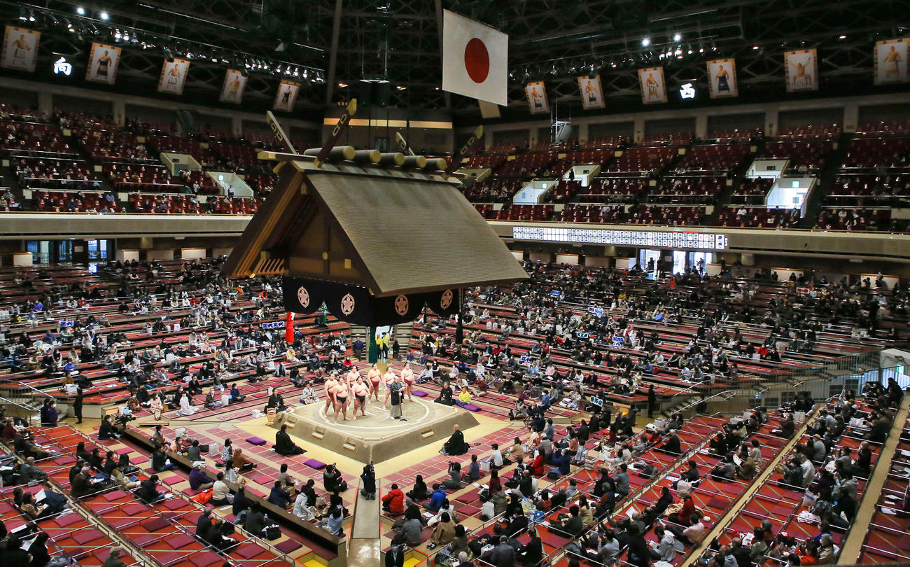 協会あいさつが執り行われる両国国技館（撮影・河田真司）