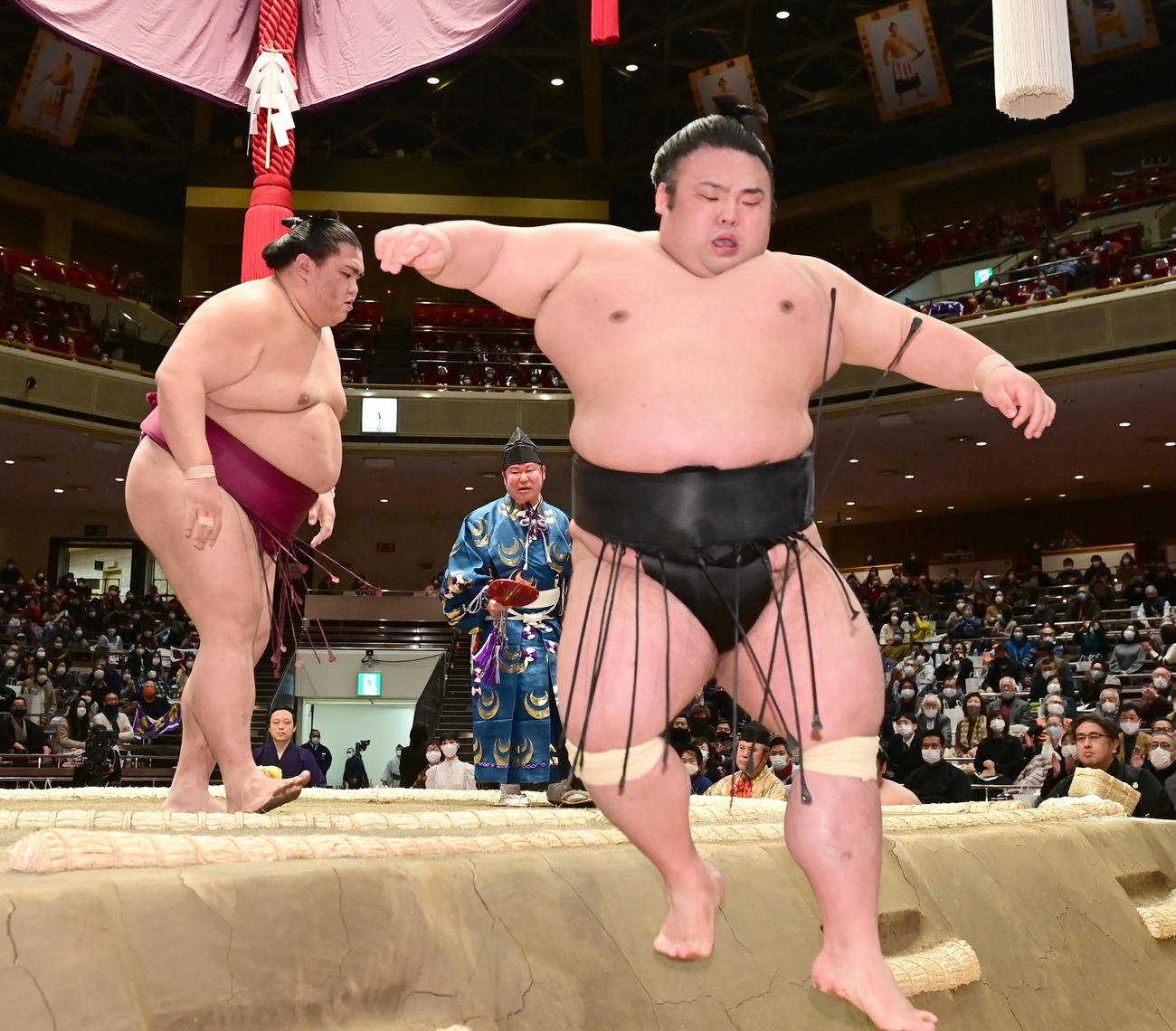 貴景勝（右）は御嶽海に押し出しで敗れる（撮影・小沢裕）