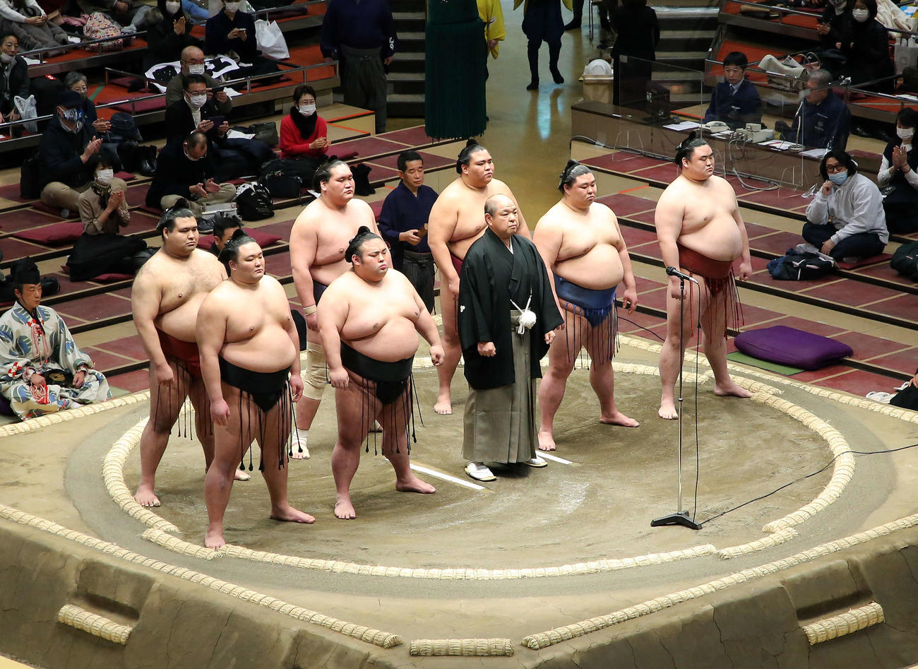 協会あいさつに臨む、前列左から朝乃山、貴景勝、八角理事長、正代、隆の勝、後列左から高安、照ノ富士、御嶽海（撮影・河田真司）