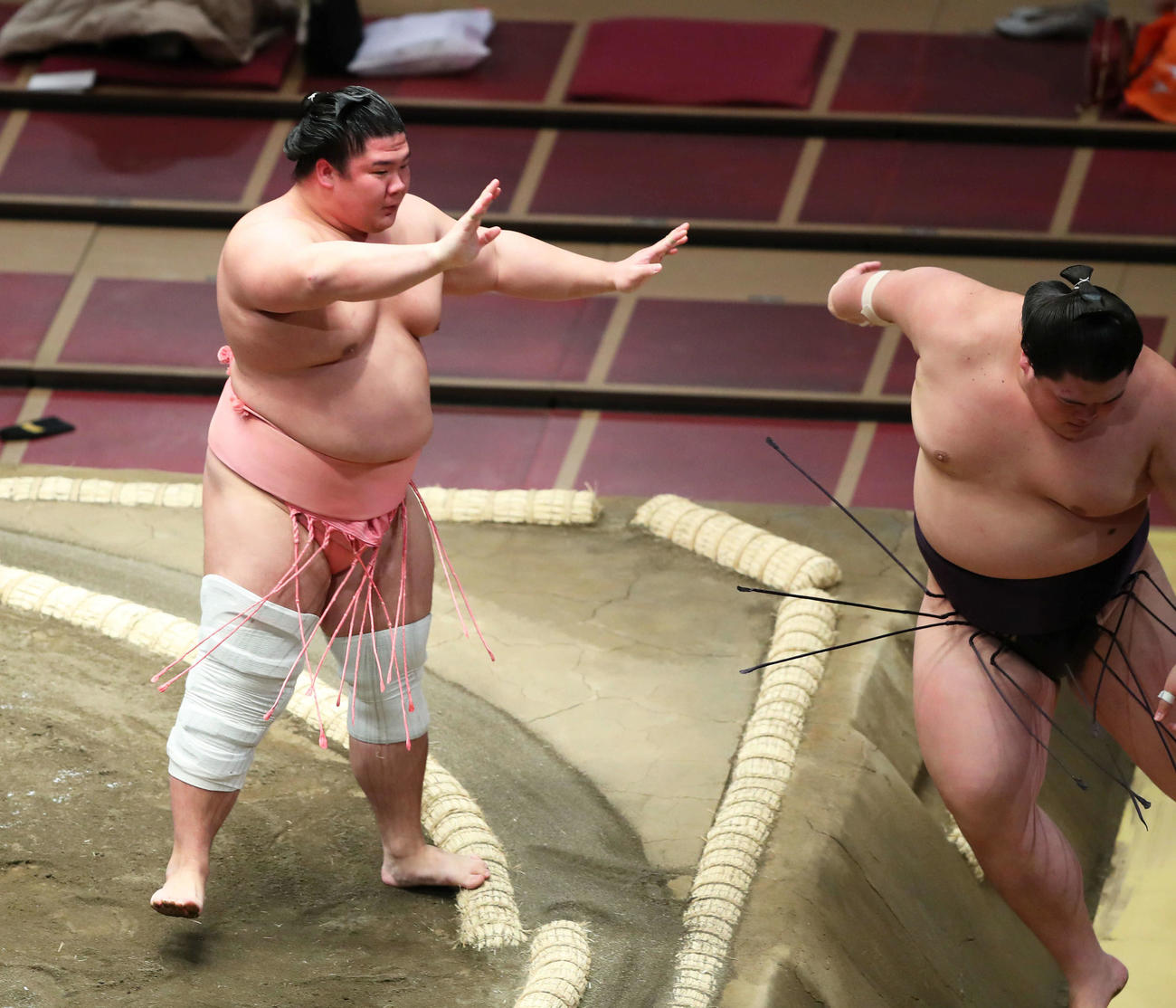 王鵬（右）を押し出しで破る宇良（撮影・河田真司）