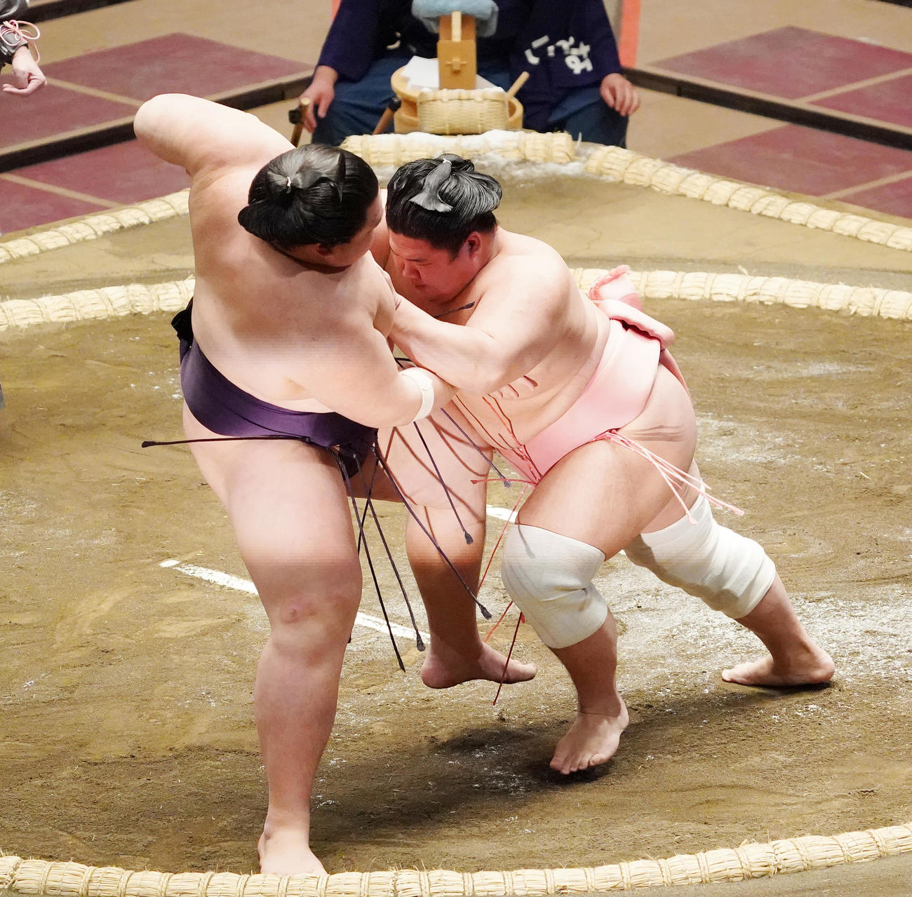 王鵬（左）を押し出しで破る宇良（撮影・菅敏）