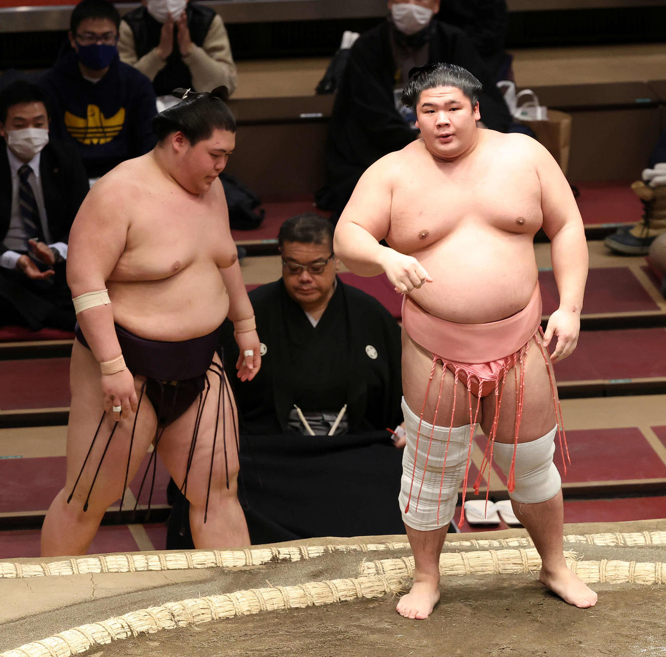 王鵬（左）を押し出しで破った宇良（撮影・鈴木正人）
