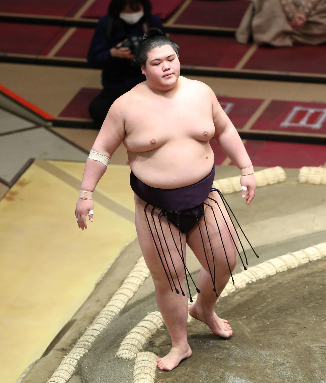 宇良に押し出しで敗れ、土俵から引き揚げる王鵬（撮影・河田真司）