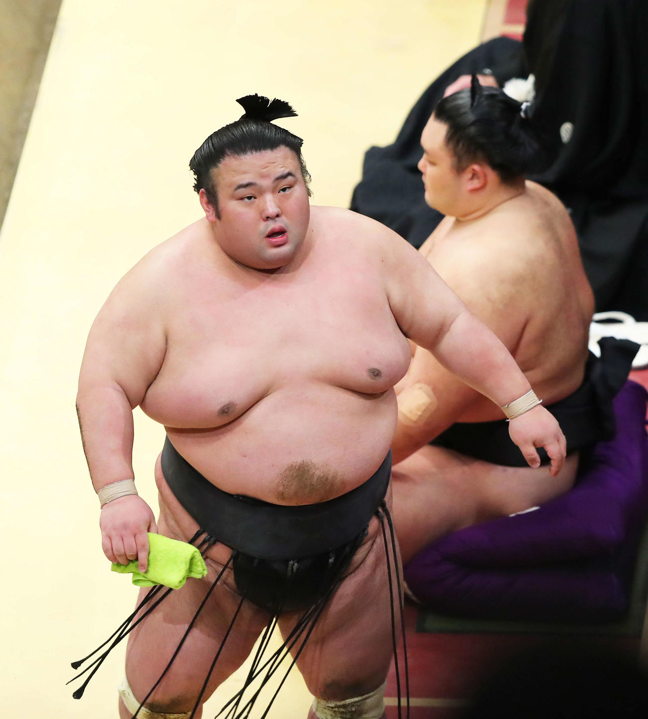 大栄翔にはたき込みで敗れ、険しい表情で土俵から引き揚げる貴景勝。後方右は朝乃山（撮影・河田真司）
