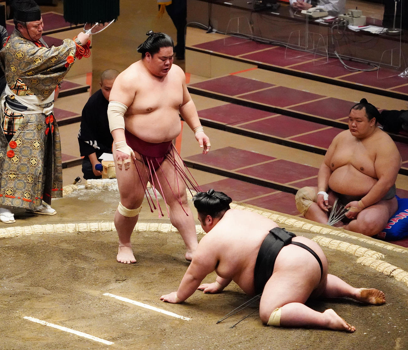 大栄翔（左）にはたき込みで敗れる貴景勝（撮影・菅敏）