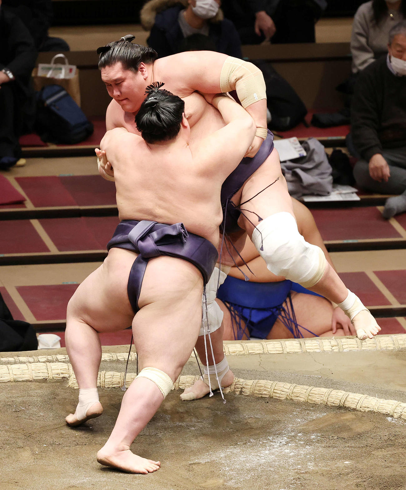 阿武咲（手前）に寄り切りで敗れる照ノ富士（撮影・鈴木正人）