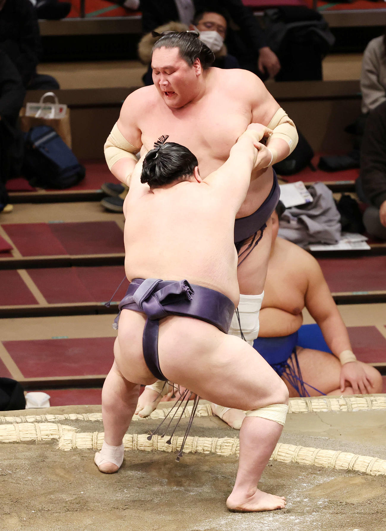 阿武咲（手前）に寄り切りで敗れる照ノ富士（撮影・鈴木正人）