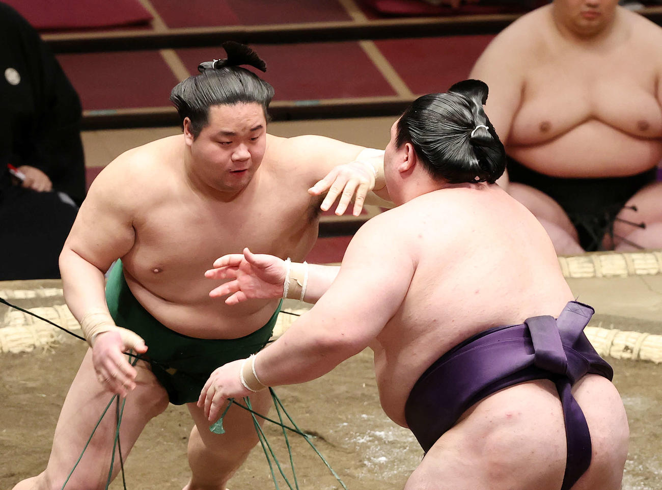 矢後（右）を攻める東白龍（撮影・鈴木正人）