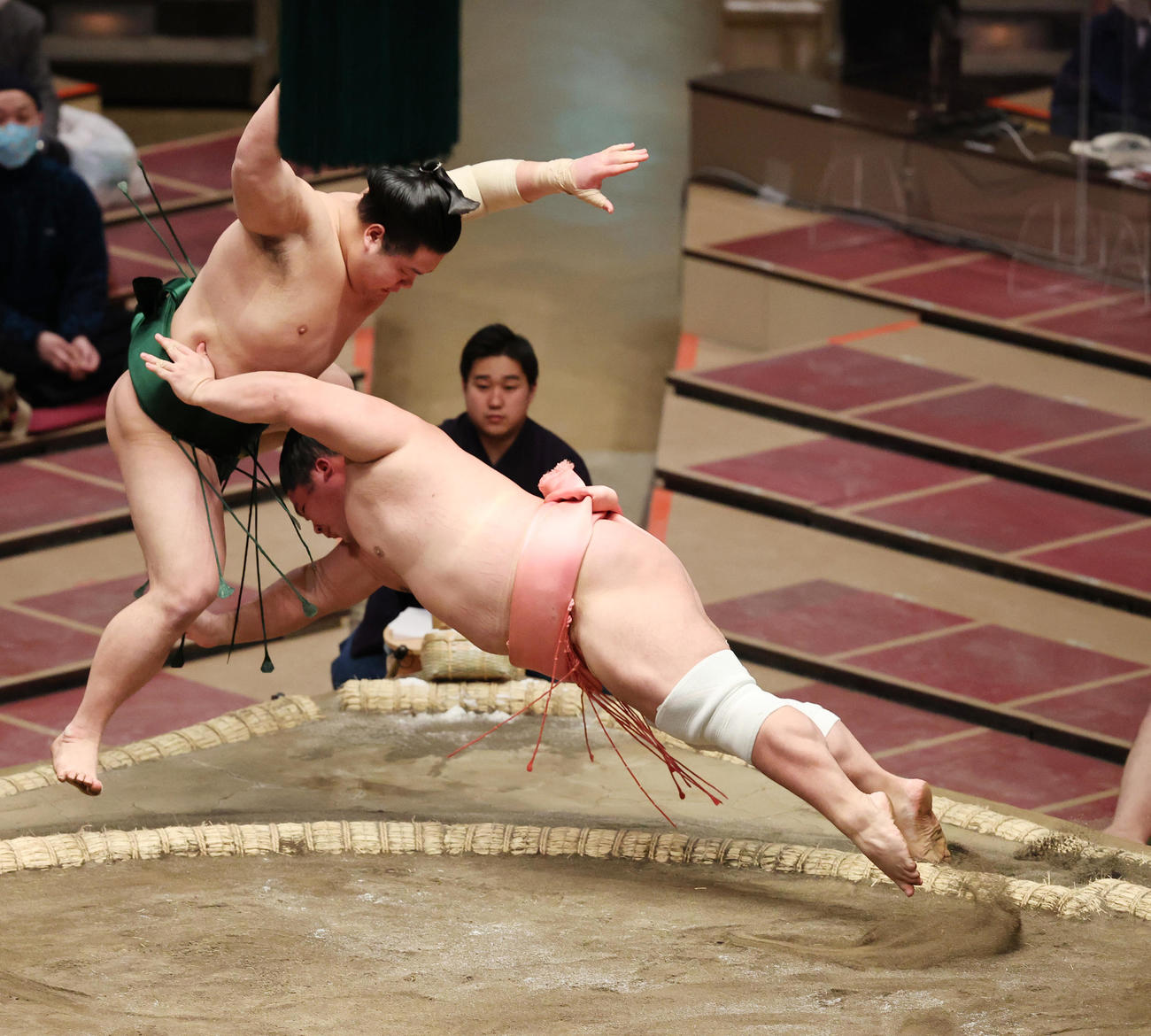 東白龍（左）を押し出しで破る宇良（撮影・野上伸悟）