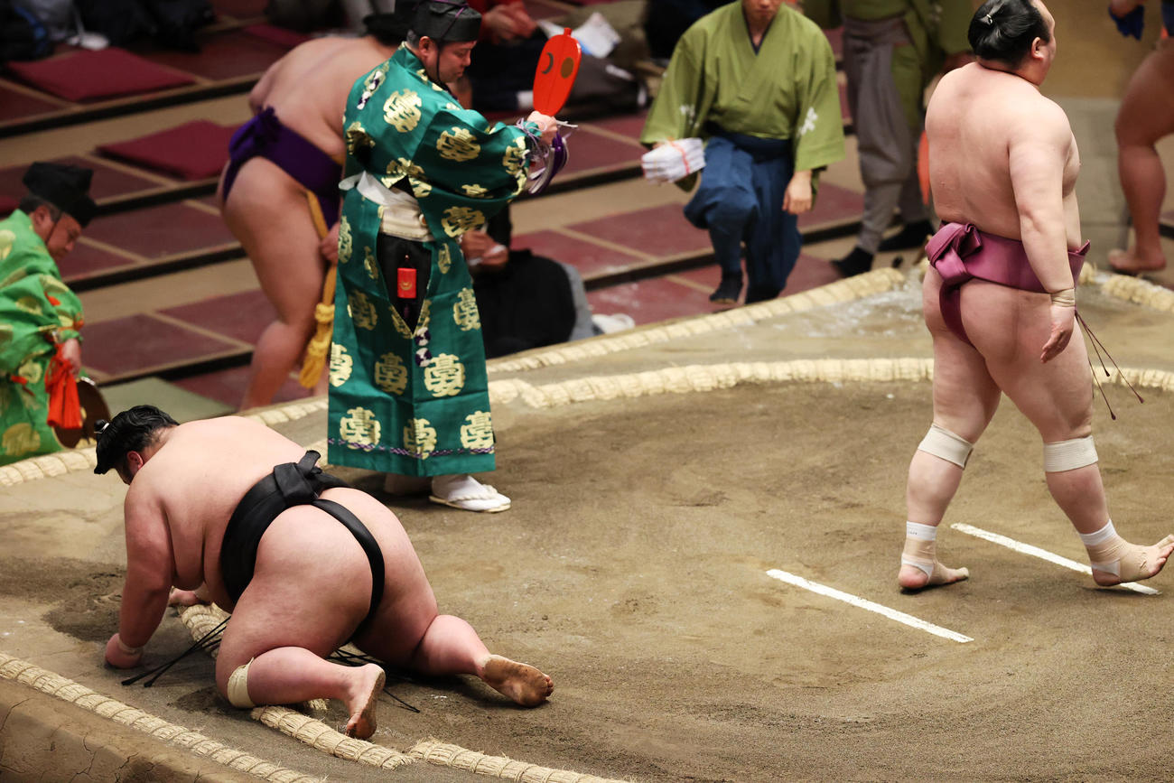 宝富士（右）に上手投げで破れた貴景勝（撮影・野上伸悟）