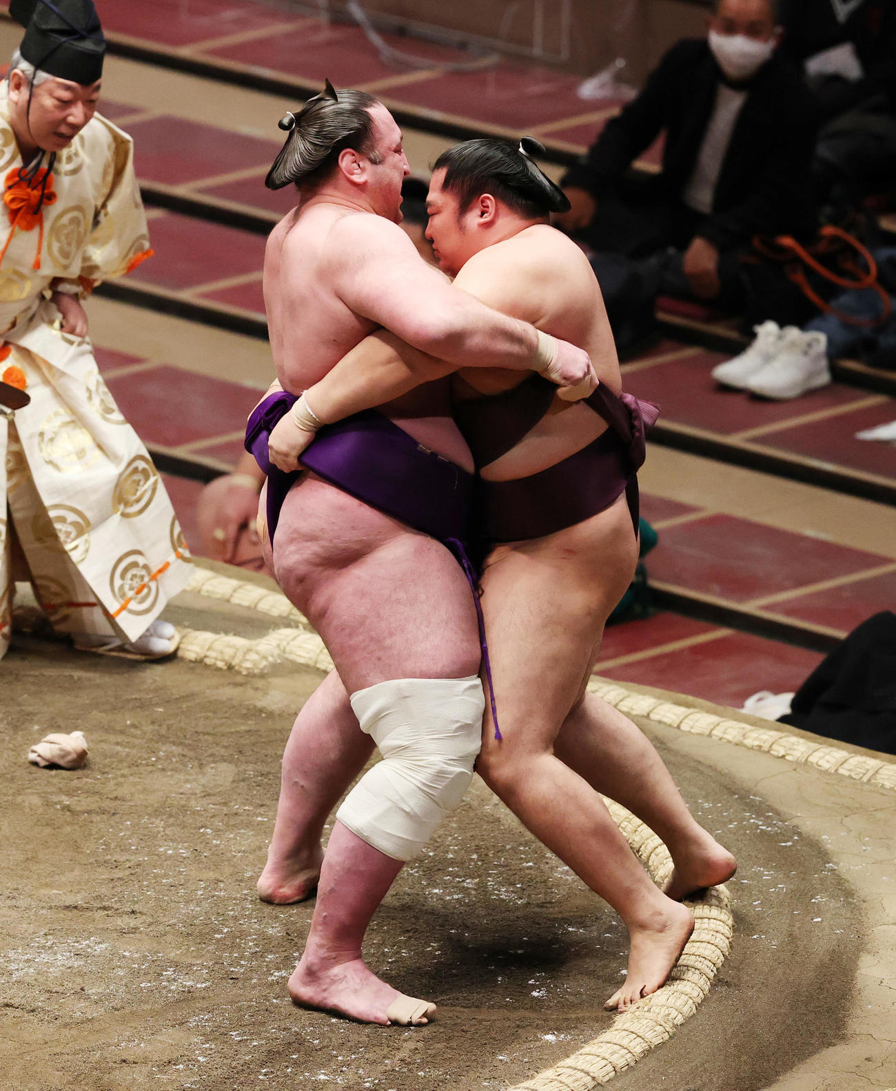 寄り切りで遠藤（右）を破る栃ノ心（撮影・野上伸悟）