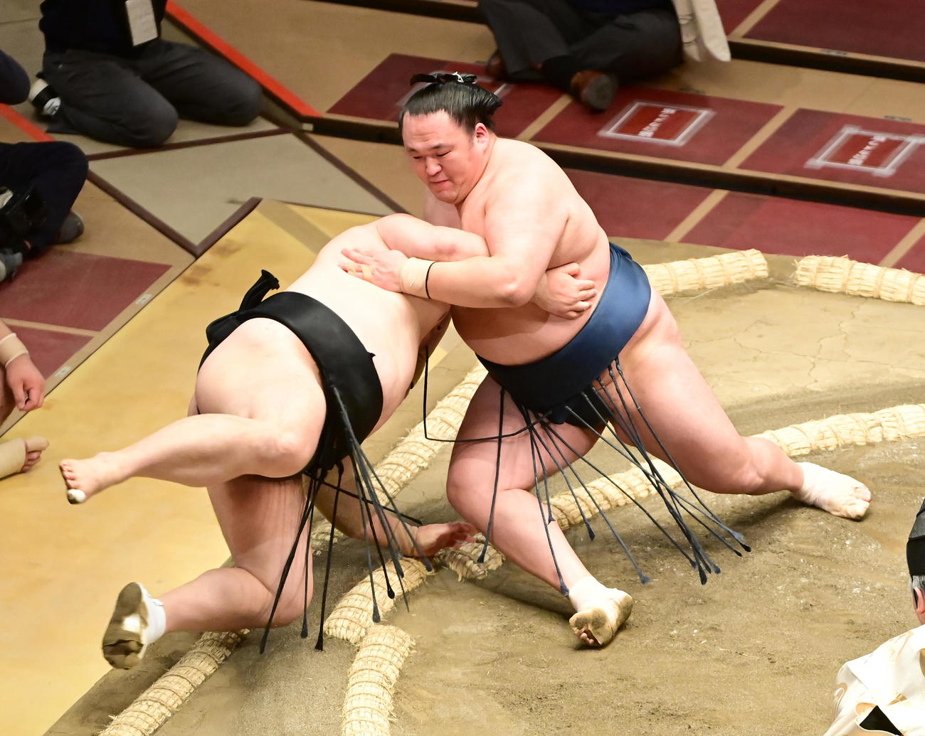 玉鷲（右）は隠岐の海を突き落としで破る（撮影・小沢裕）