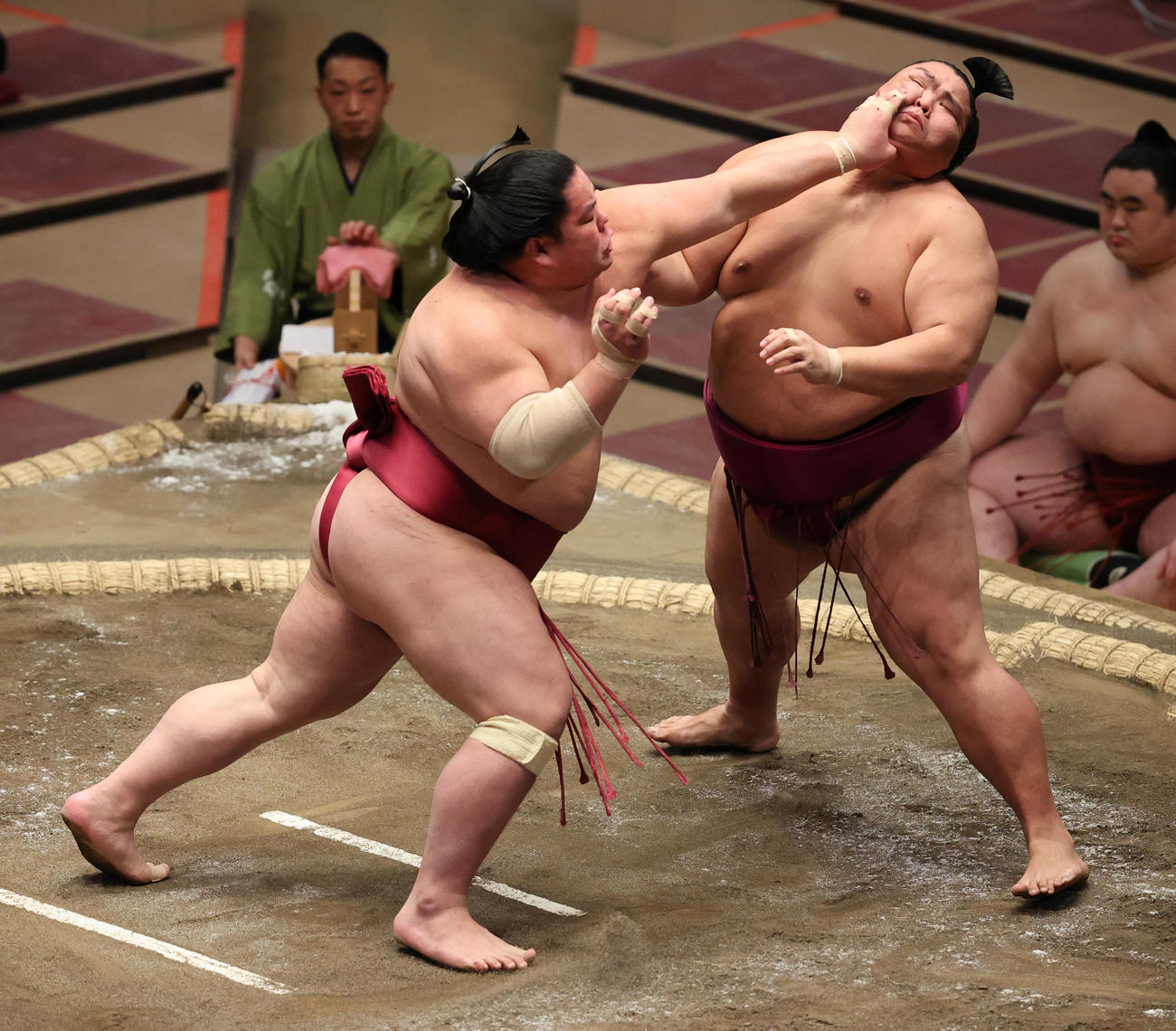 突き出しで御嶽海（右）を破った大栄翔（撮影・野上伸悟）