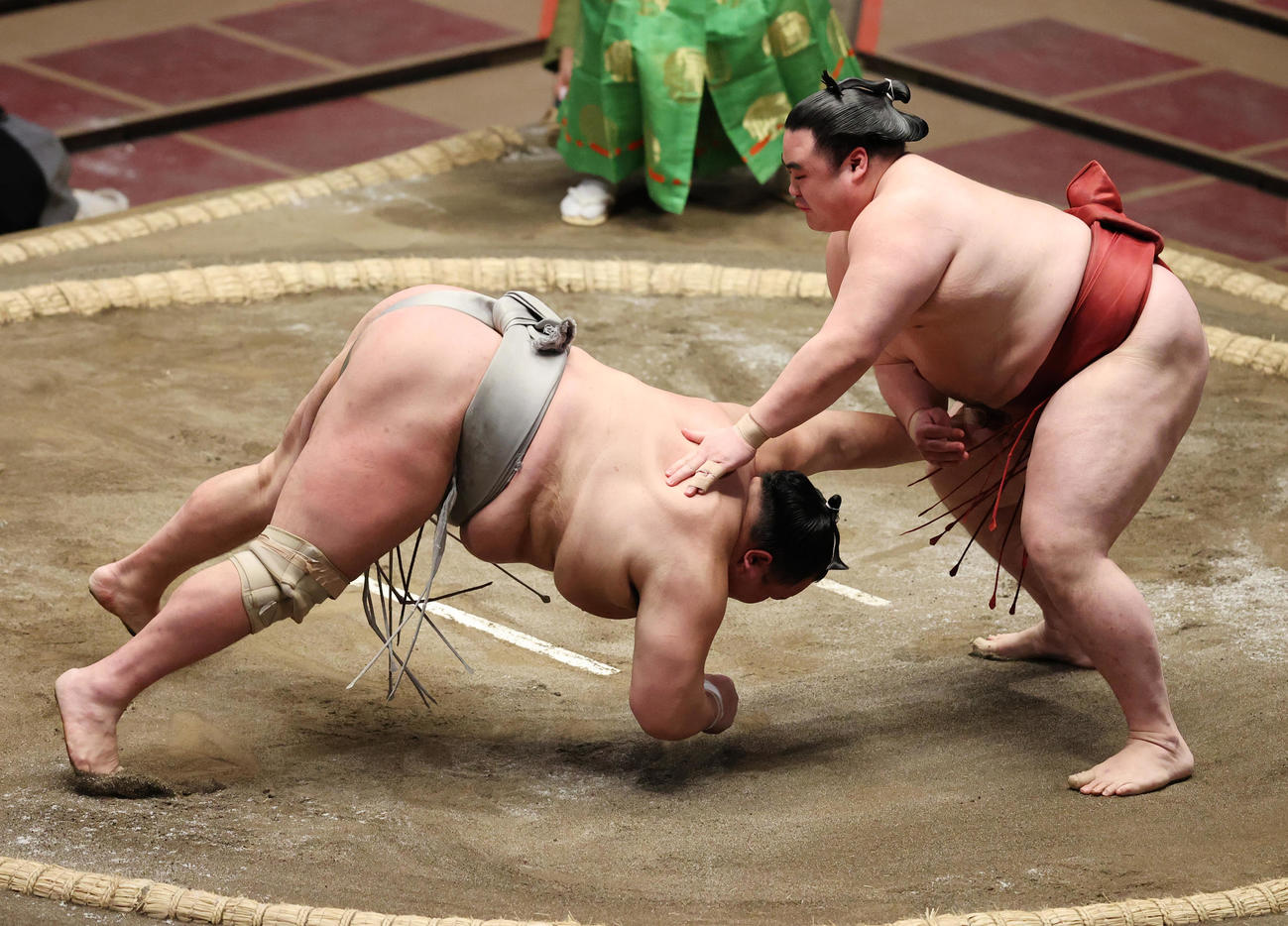 北勝富士（左）をはたき込みで破る隆の勝（撮影・野上伸悟）