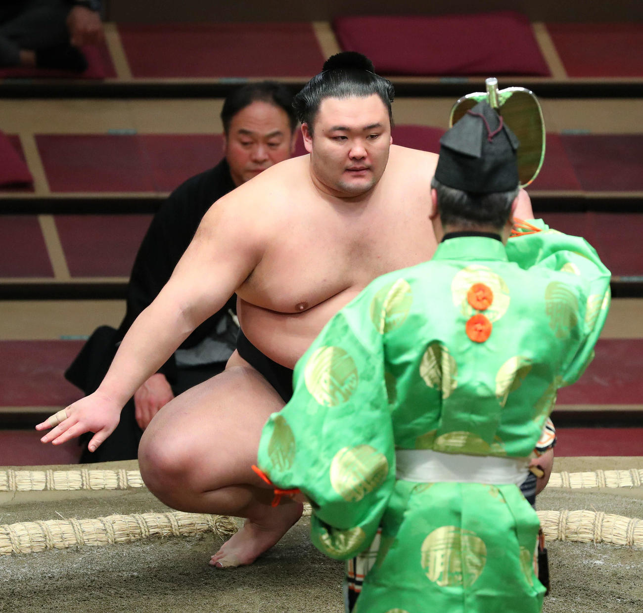 阿武咲を寄り切りで破り、勝ち名乗りを受ける朝乃山（撮影・河田真司）