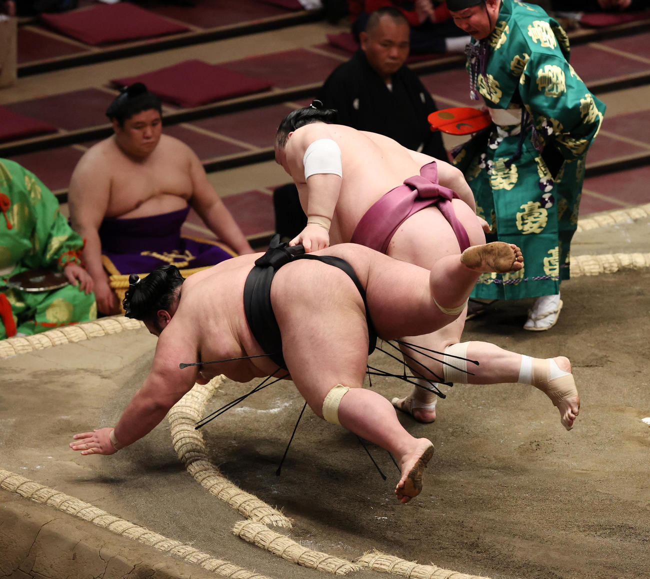 貴景勝（手前）を上手投げで破る宝富士（撮影・野上伸悟）