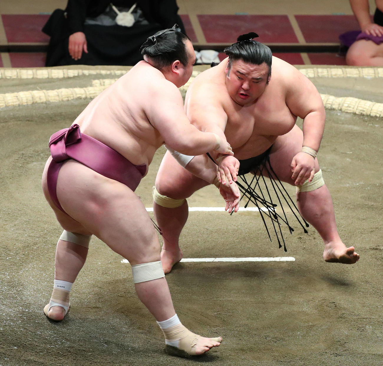 宝富士（左）を攻める貴景勝（撮影・河田真司）