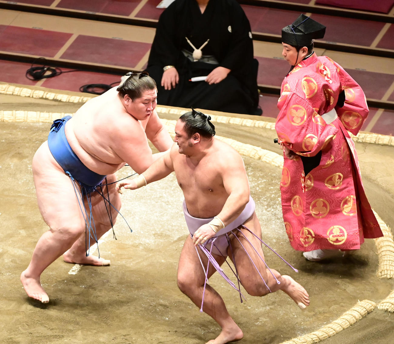 逸ノ城（左）は琴恵光を押し出しで破る（撮影・小沢裕）