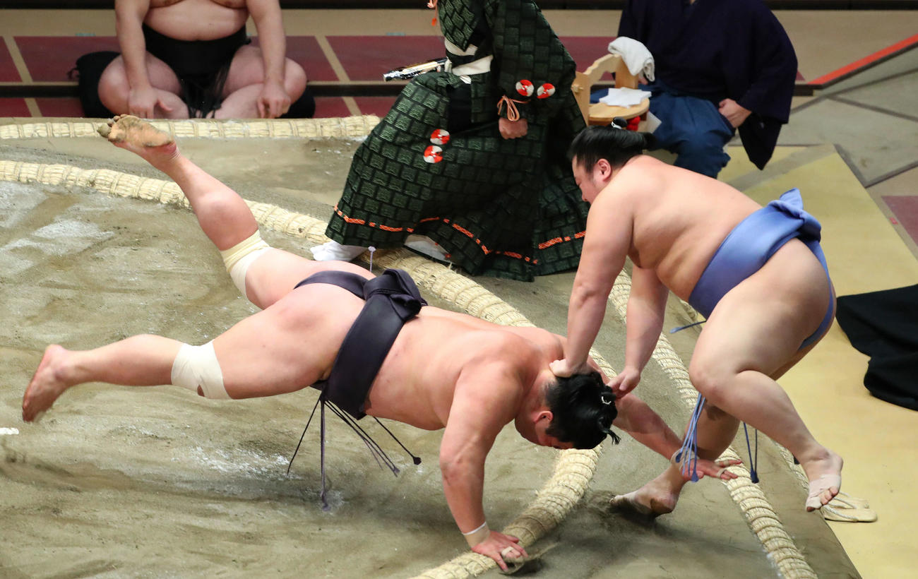 翔猿（右）を押し出しで破る妙義龍（撮影・河田真司）