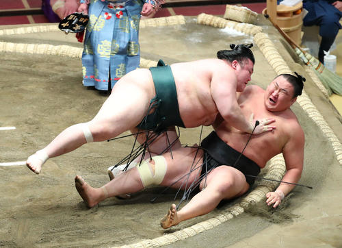 東龍(右)を外掛けで破る豊山(撮影・河田真司)